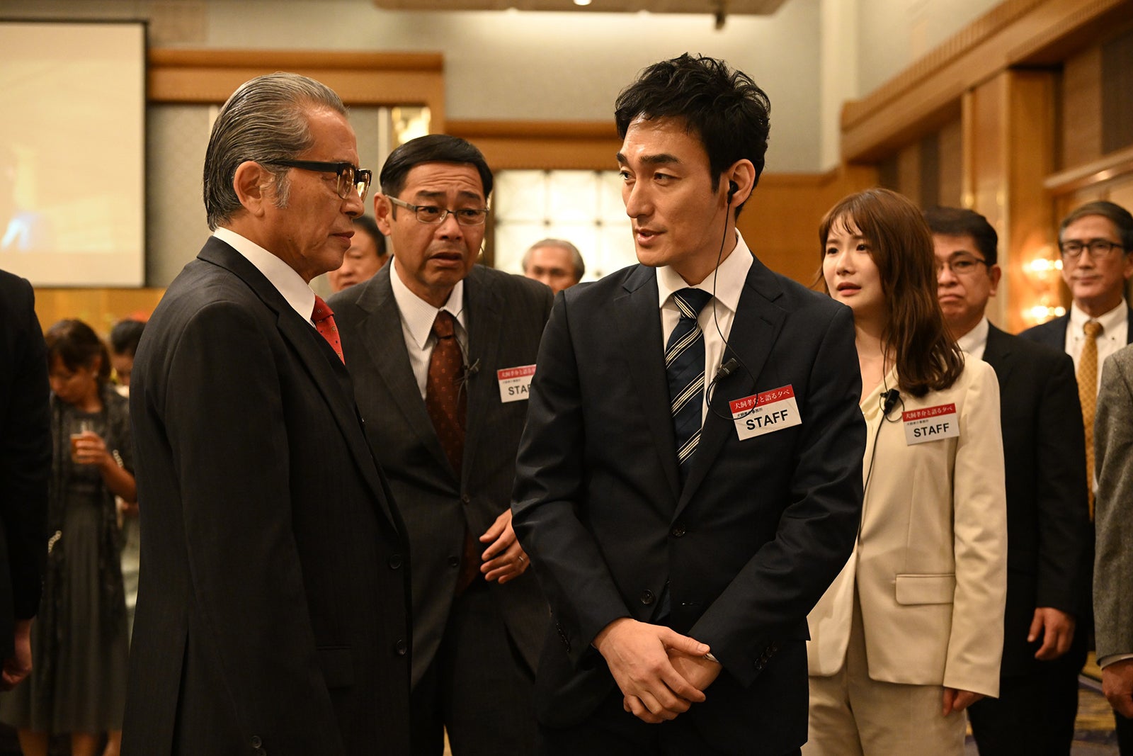 本田博太郎、田口浩正、草なぎ剛、小野花梨 「罠の戦争」第1話より（C）カンテレ