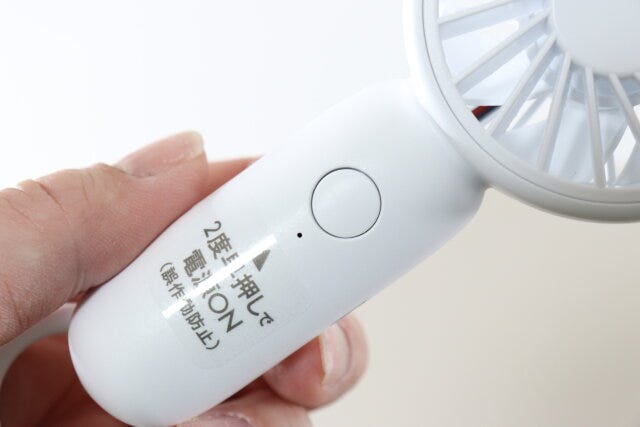 ミニ扇風機（充電式、クリップスタンド付）　スイッチ