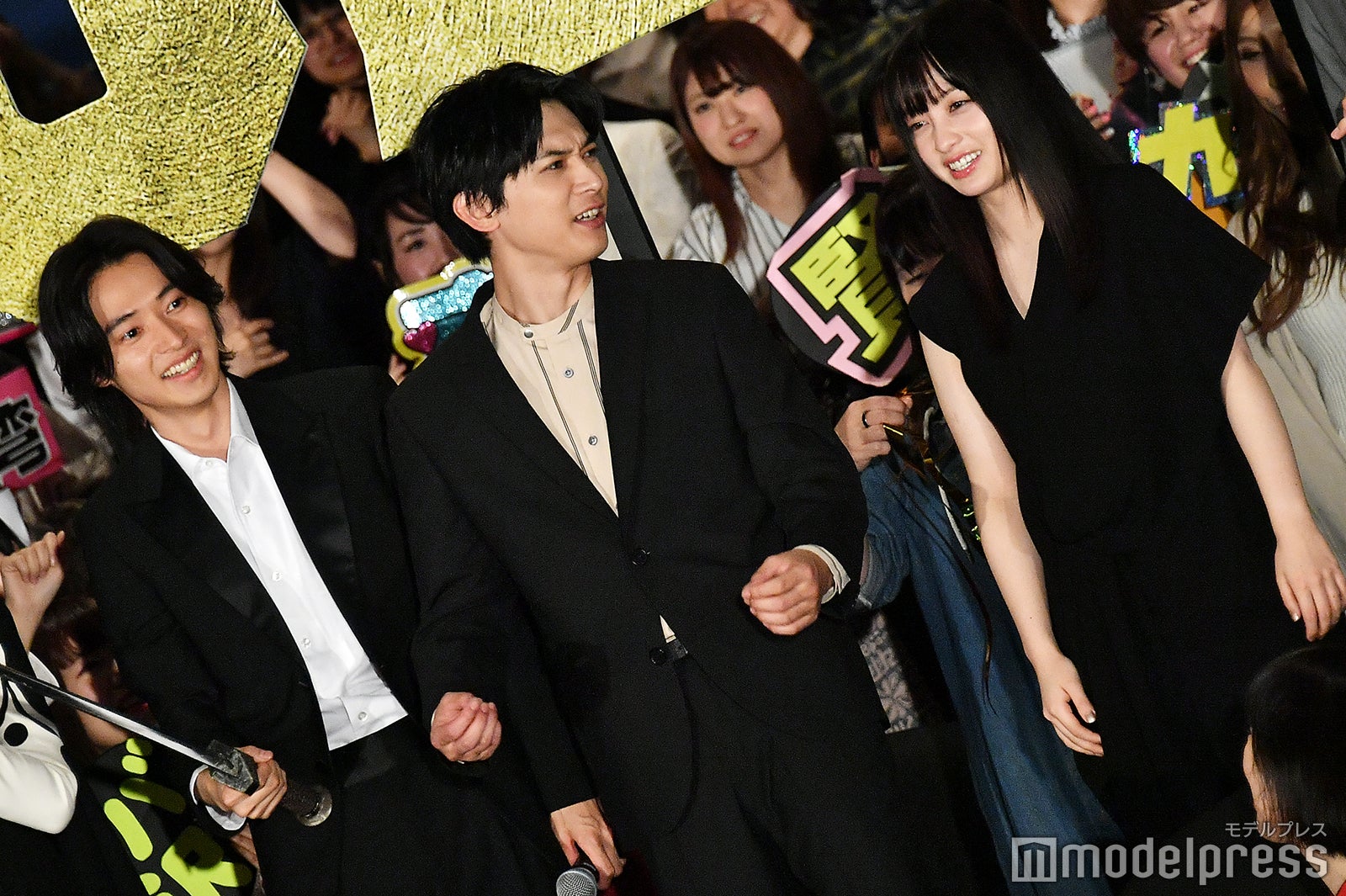 キャノン砲の音に驚いたことをジェスチャー付きで橋本環奈（右）に訴える吉沢亮（中央） （C）モデルプレス