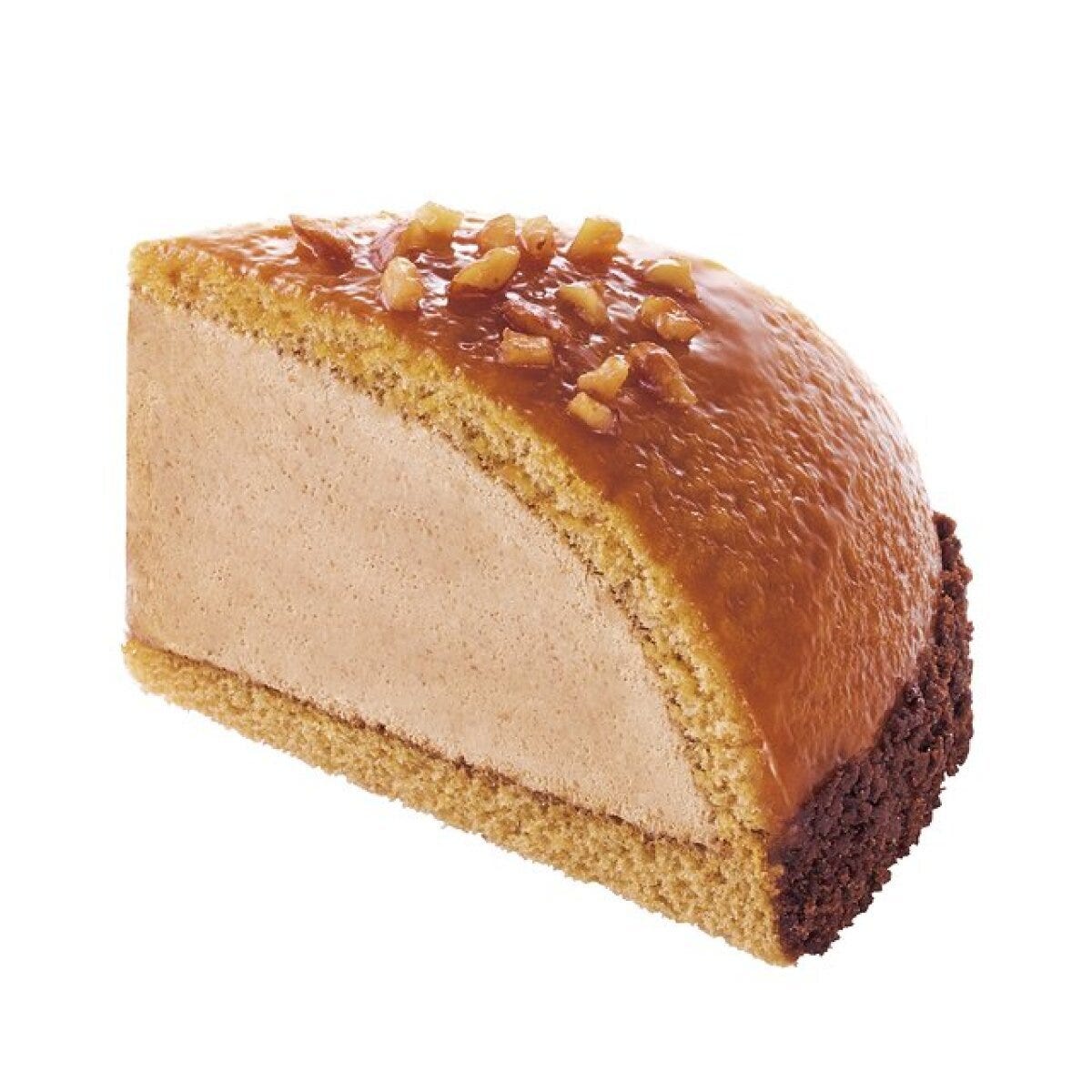 キャラメルクリームとアーモンドがトッピングされたケーキの断面