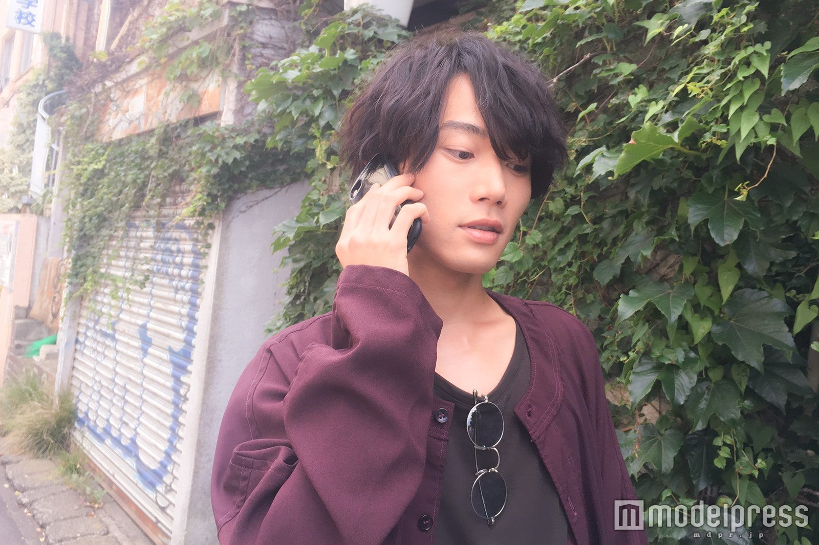 シンプルに電話姿（C）モデルプレス