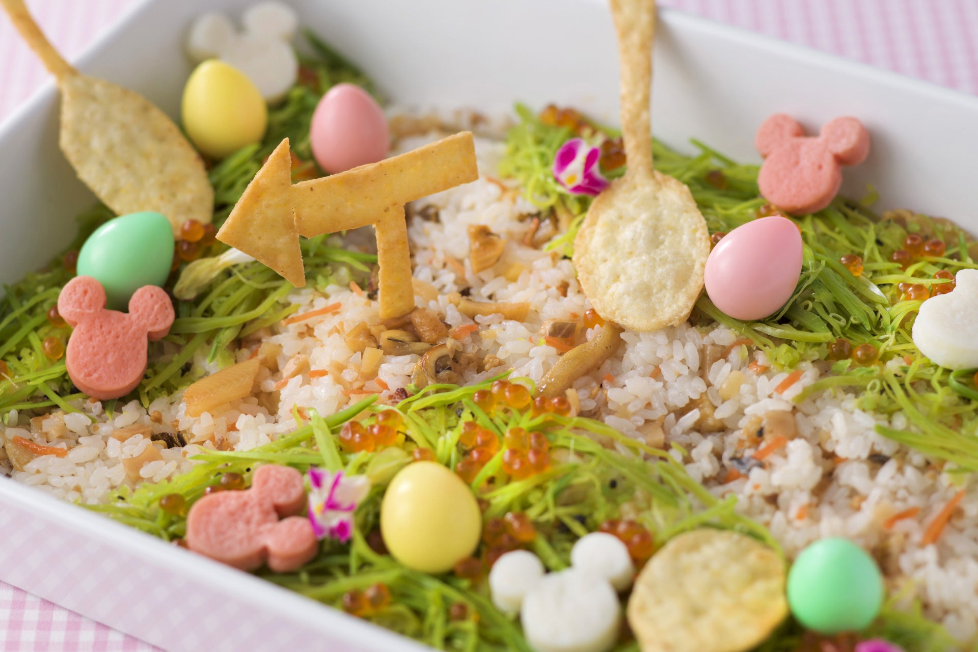 穴子と紫蘇の実のちらし寿司（ブッフェメニュー一例）（C）Disney