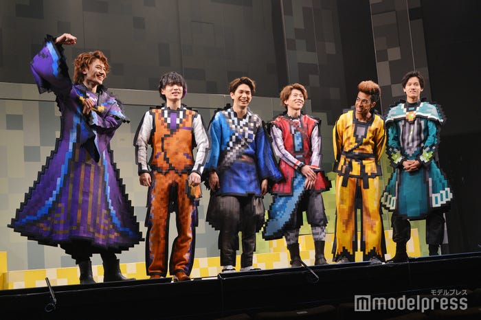 「今年の漢字一文字」をエアーで見せるリーダー小島健、それを見て笑っているメンバー(左から)福本大晴、正門良規、末澤誠也、草間リチャード敬太、佐野晶哉(C)モデルプレス