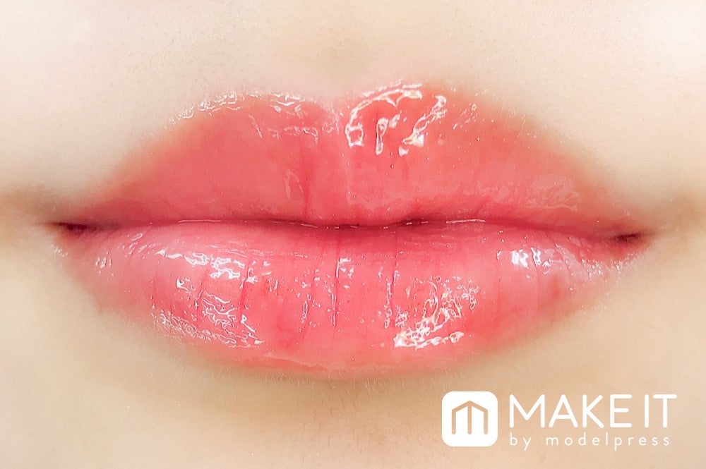 赤リップの上にイエローグロスを使用 (C)メイクイット