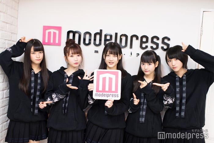=LOVE(左から)佐々木舞香、大谷映美里、高松瞳、齊藤なぎさ、野口衣織 (C)モデルプレス
