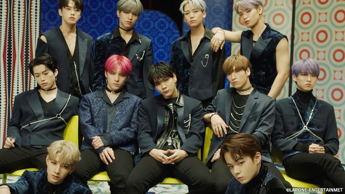 JO1(後列左から)河野純喜、大平祥生、川尻蓮、與那城奨(中列左から)木全翔也、川西拓実、豆原一成、金城碧海、白岩瑠姫(前列左から)佐藤景瑚、鶴房汐恩/「無限大(INFINITY)」MV場面写真(C)LAPONE ENTERTAINMENT