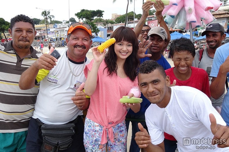 ナタルのビーチで地元客と触れ合う多部未華子／画像提供：中京テレビ