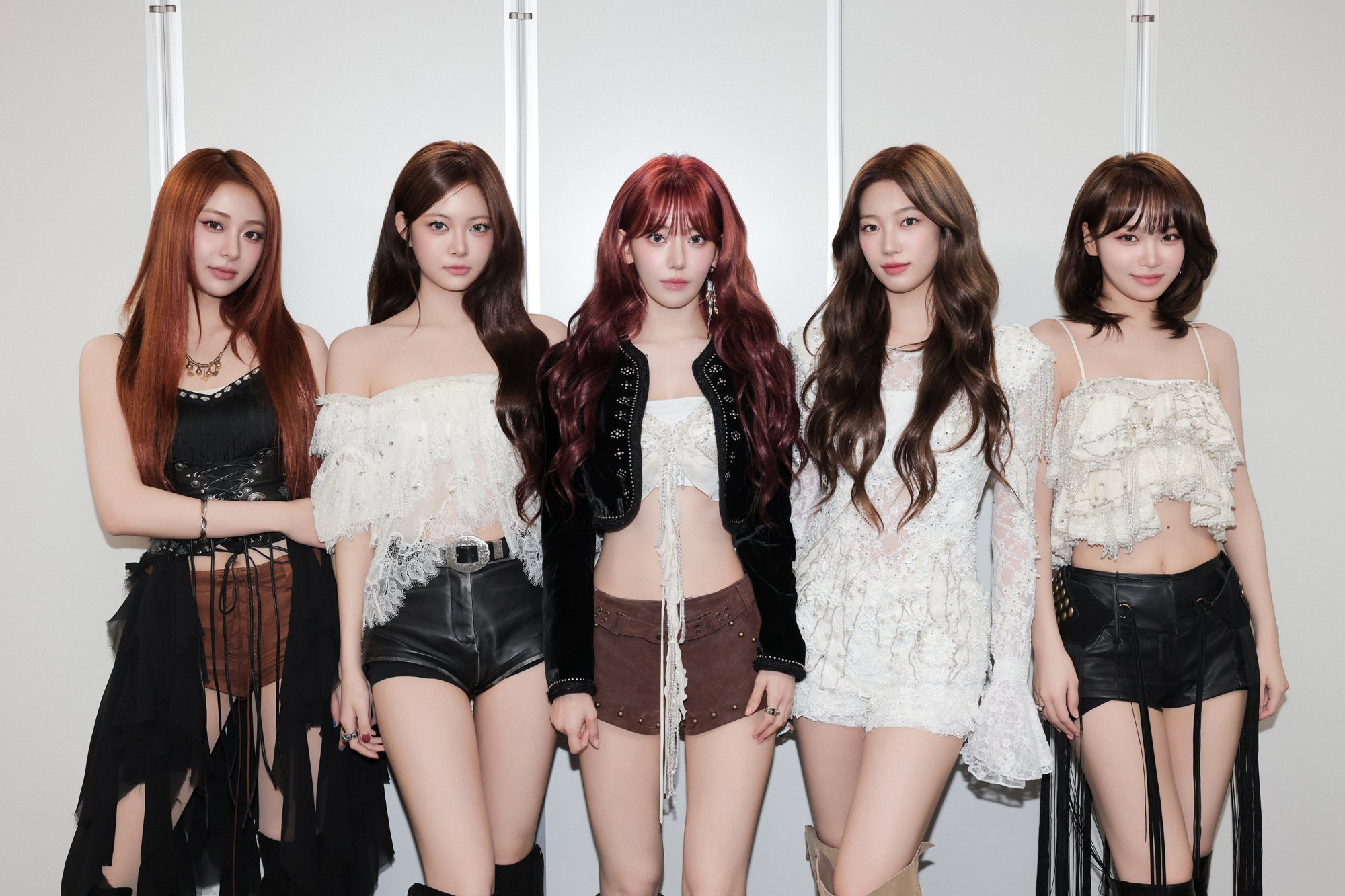 （中央）赤髪にイメチェンしたSAKURA／LE SSERAFIM公式Xより