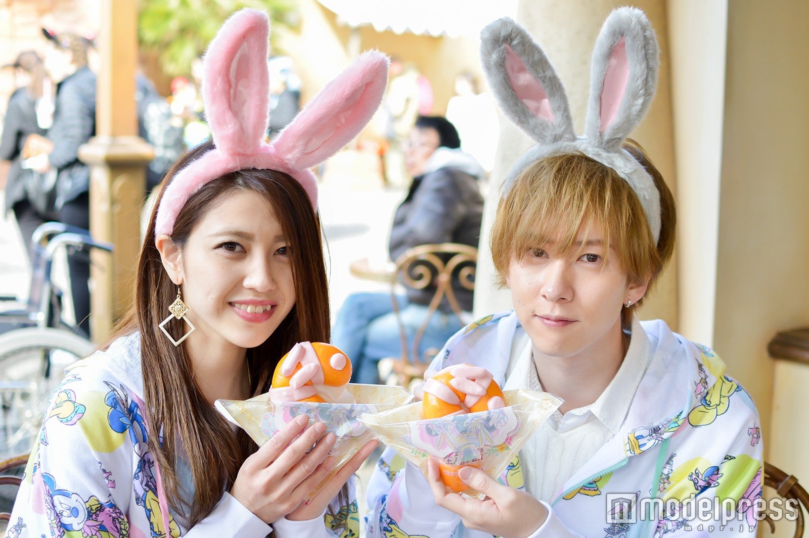 スプリングテール（チキン＆チーズカリー）各¥500／モデル：辻川可奈子、浜田健斗（C）モデルプレス