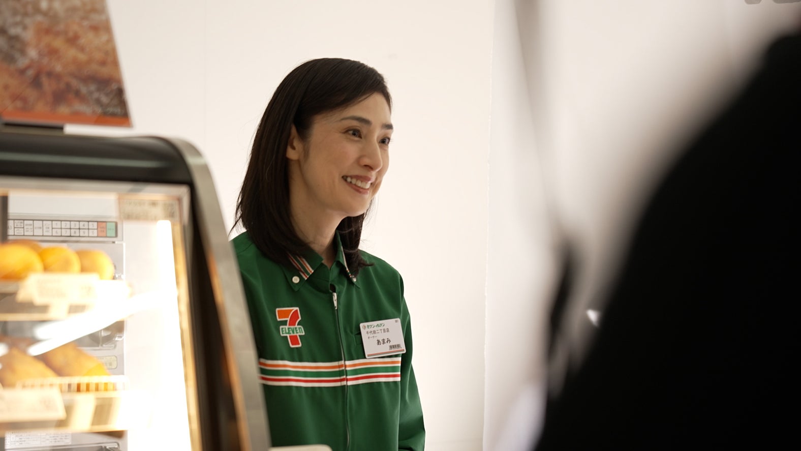 天海祐希「セブン‐イレブン」新テレビCM「温めますか」篇メイキングカット（提供写真）