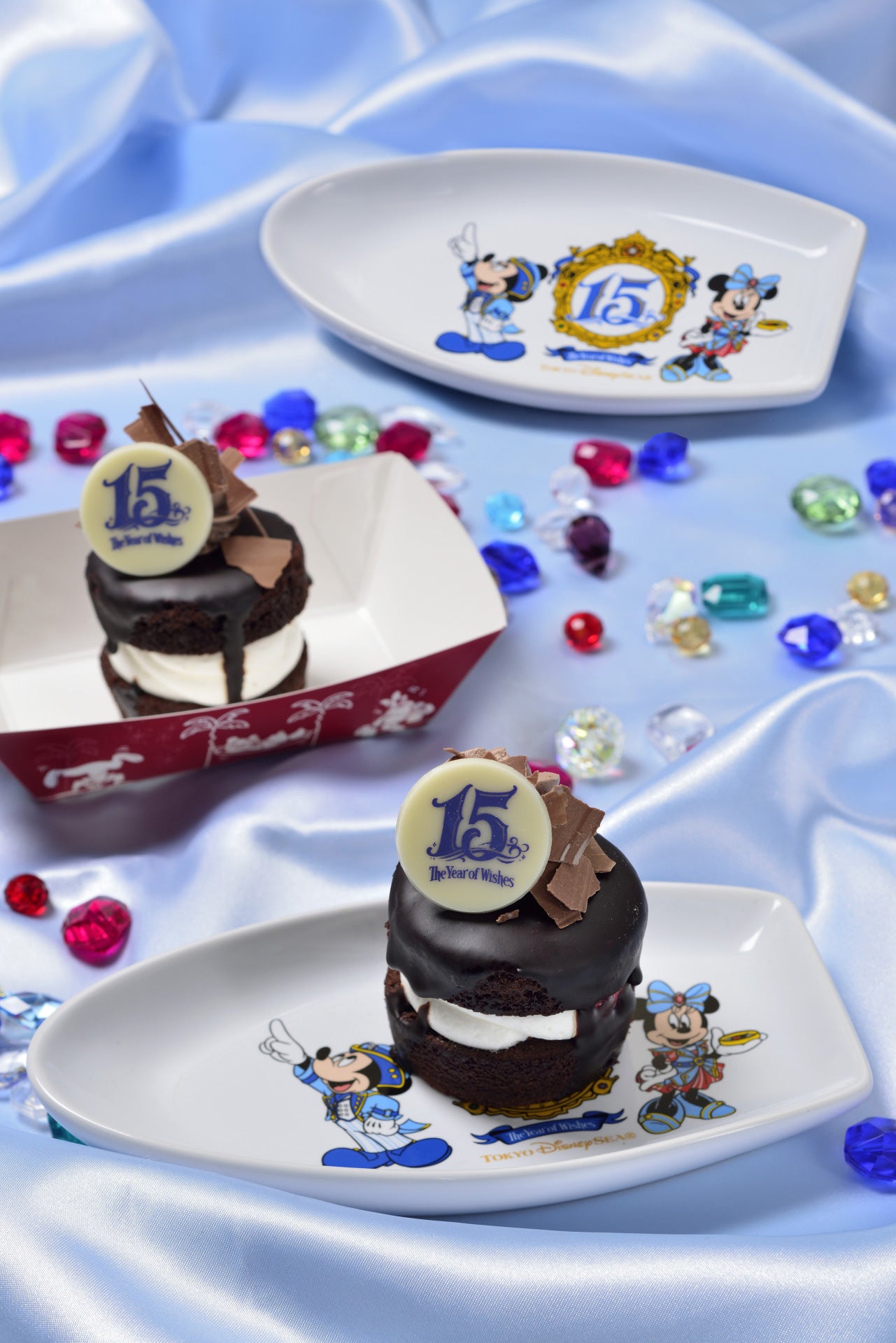 チョコレートケーキ、スーベニアプレート付き￥750（C）Disney