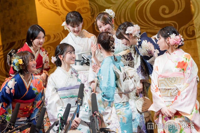 「〇〇世代?」の質問を受けて、発表の仕方を相談する8人(C)モデルプレス