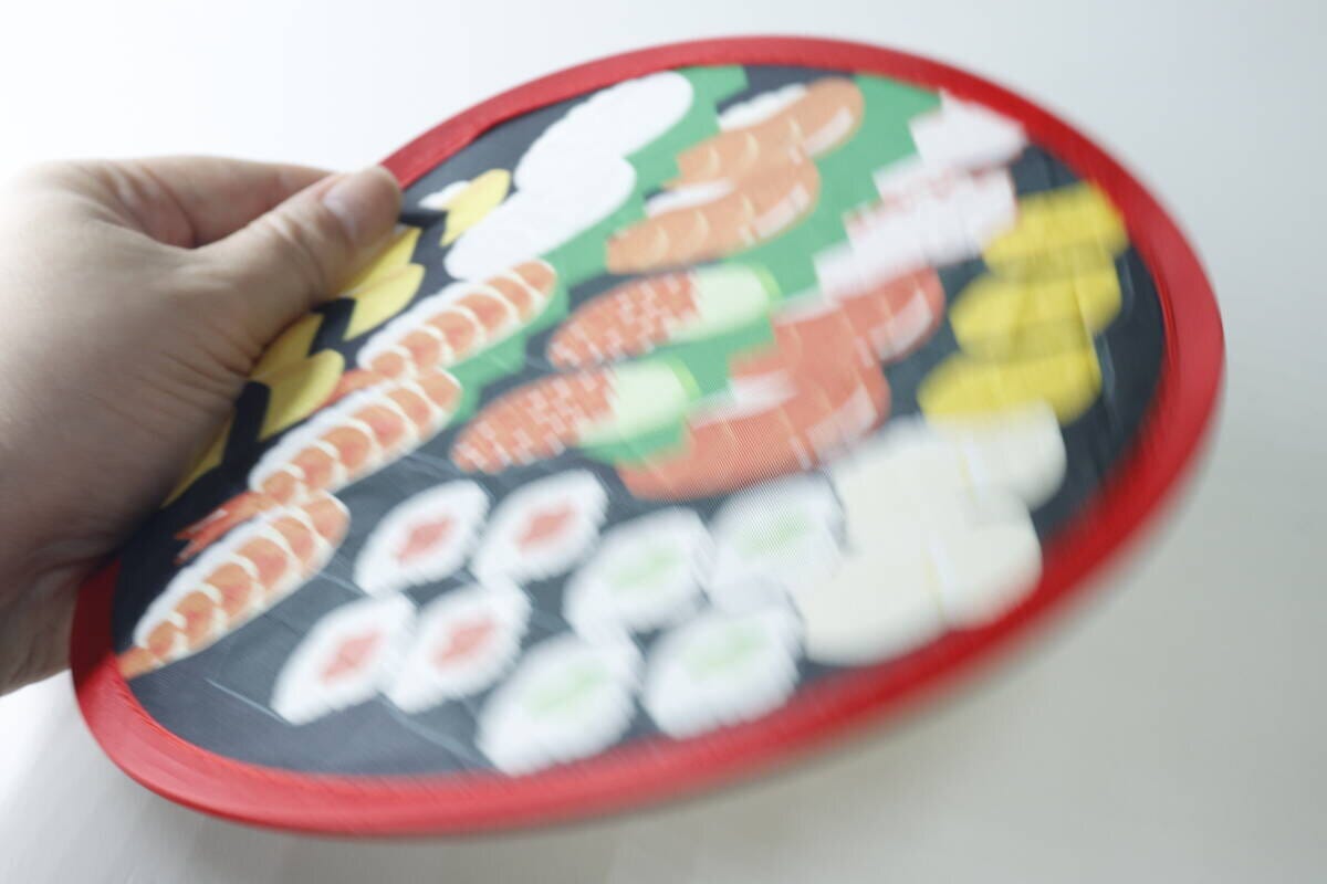 ダイソーの折りたたみうちわであおぐ様子