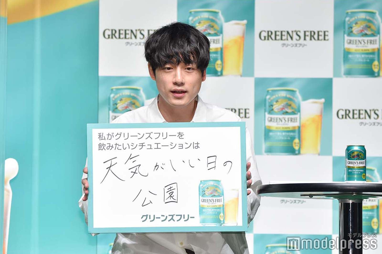 フリップを手に持つ坂口健太郎 （C）モデルプレス