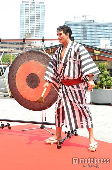 ドラを叩く市原隼人