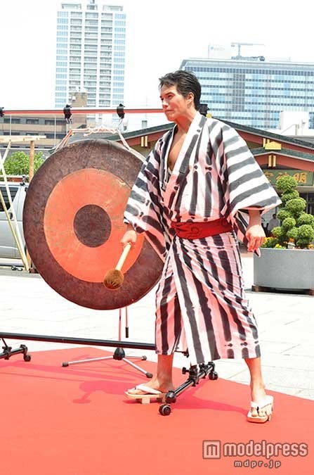 ドラを叩く市原隼人