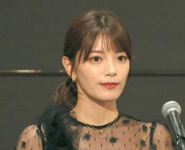 「完全自腹」でW杯日本を生観戦→8頭身が際立ったテレ朝美女アナ「形が綺麗すぎるワンピ」で収録「見惚れる」162cm、三谷紬アナ