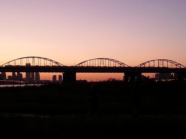 漢江に架かる大きな橋／photo by dombrassey