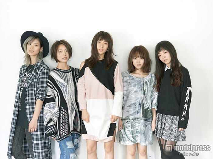 ガールズバンド「LAGOON(ラグーン)」最新ビジュアル/(左からNANA、AMI、MIORI、yuri、YUKINO) 撮影:河上良(RYO KAWAKAMI)