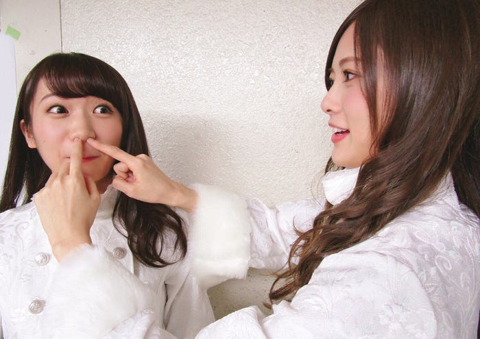 「コンサートのバックステージでじゃれあう2人」被写体:秋元真夏と白石麻衣 撮影:若月佑美/画像提供:講談社