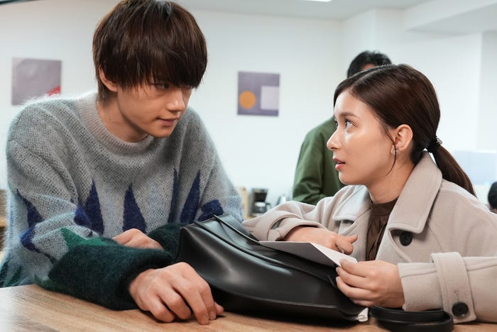 佐野勇斗、芳根京子/「真犯人フラグ」より (C)日本テレビ