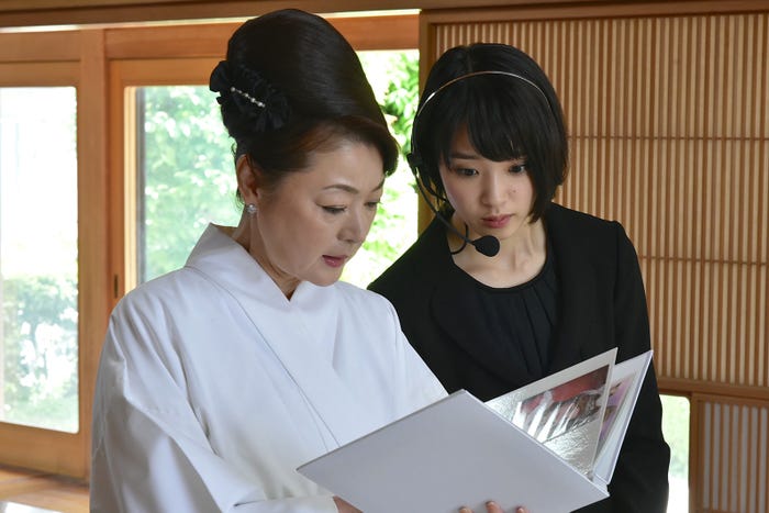 黒田福美、剛力彩芽/「家政夫のミタゾノ」第4話より(C)テレビ朝日