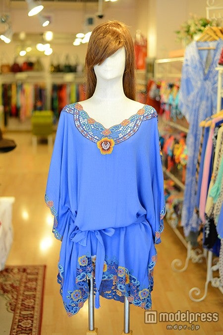 絶妙な色合いの生地にカラフルな刺繍を施したワンピース4，200バーツ（約12，600円）