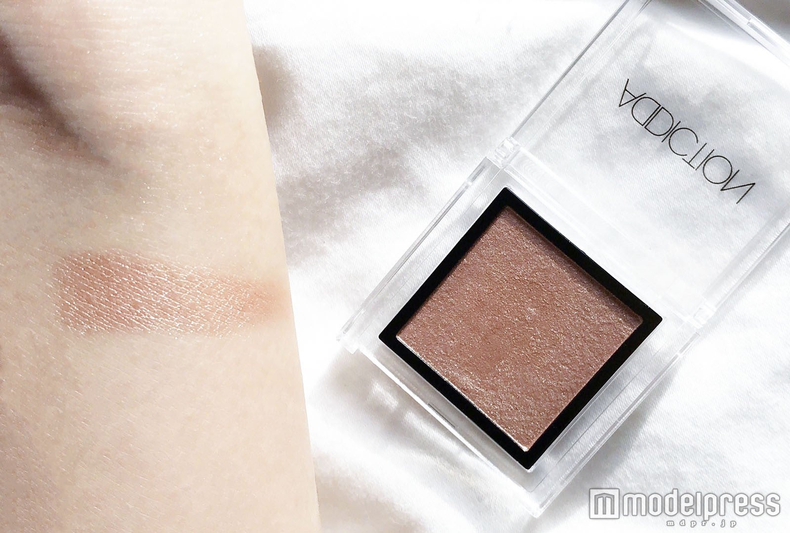 肌馴染み抜群の【ADDICTION】「ザ アイシャドウ“30 Rigoletto”」／写真：Risa（C）モデルプレス