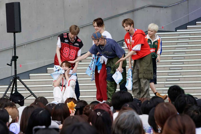 DXTEEN(C)LAPONE Enterta inment