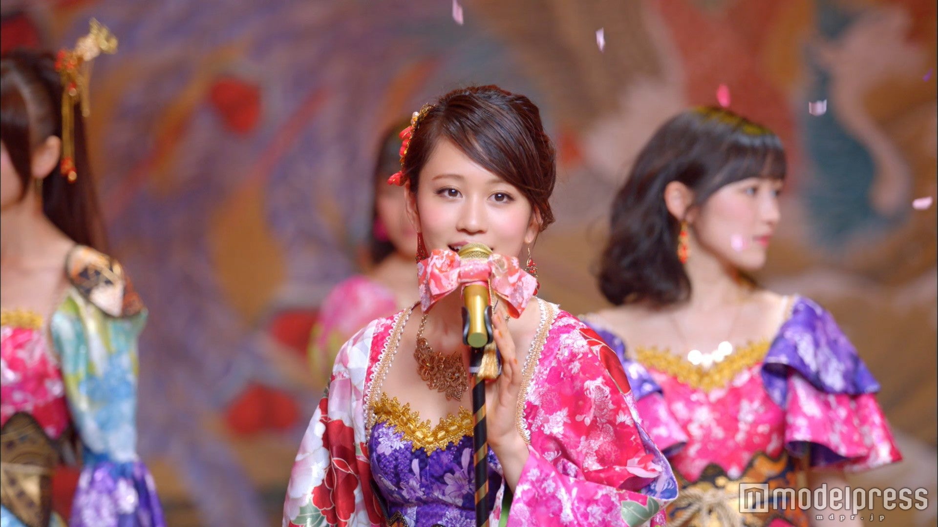 AKB48「君はメロディー」MVより（C）AKS／キングレコード