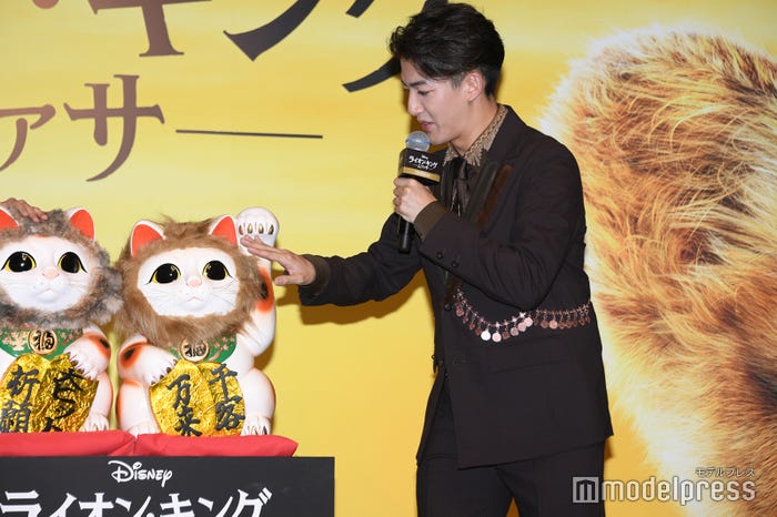 招きライオンに興味津々な尾上右近(C)モデルプレス