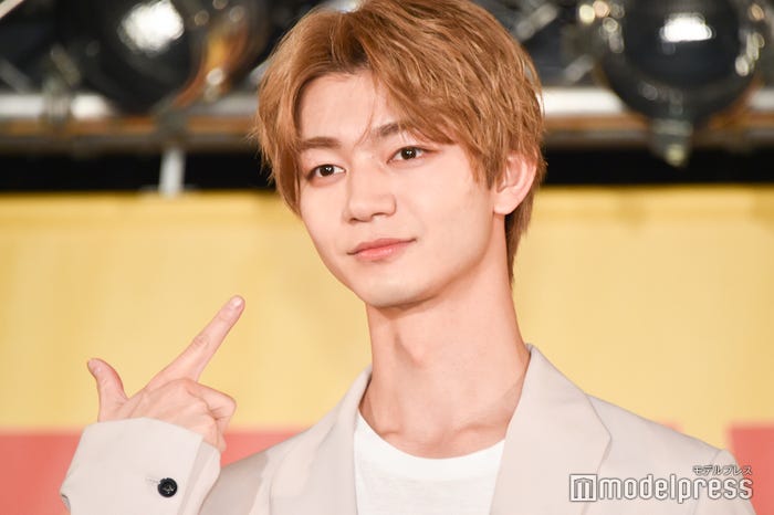 ポーズを求められ選んだナニモノポーズ/吉澤要人(C)モデルプレス