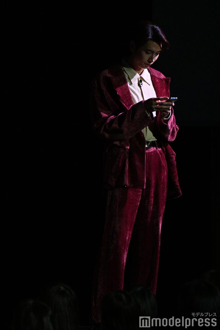 生配信のコメントをタブレットで確認する庄司浩平(C)モデルプレス