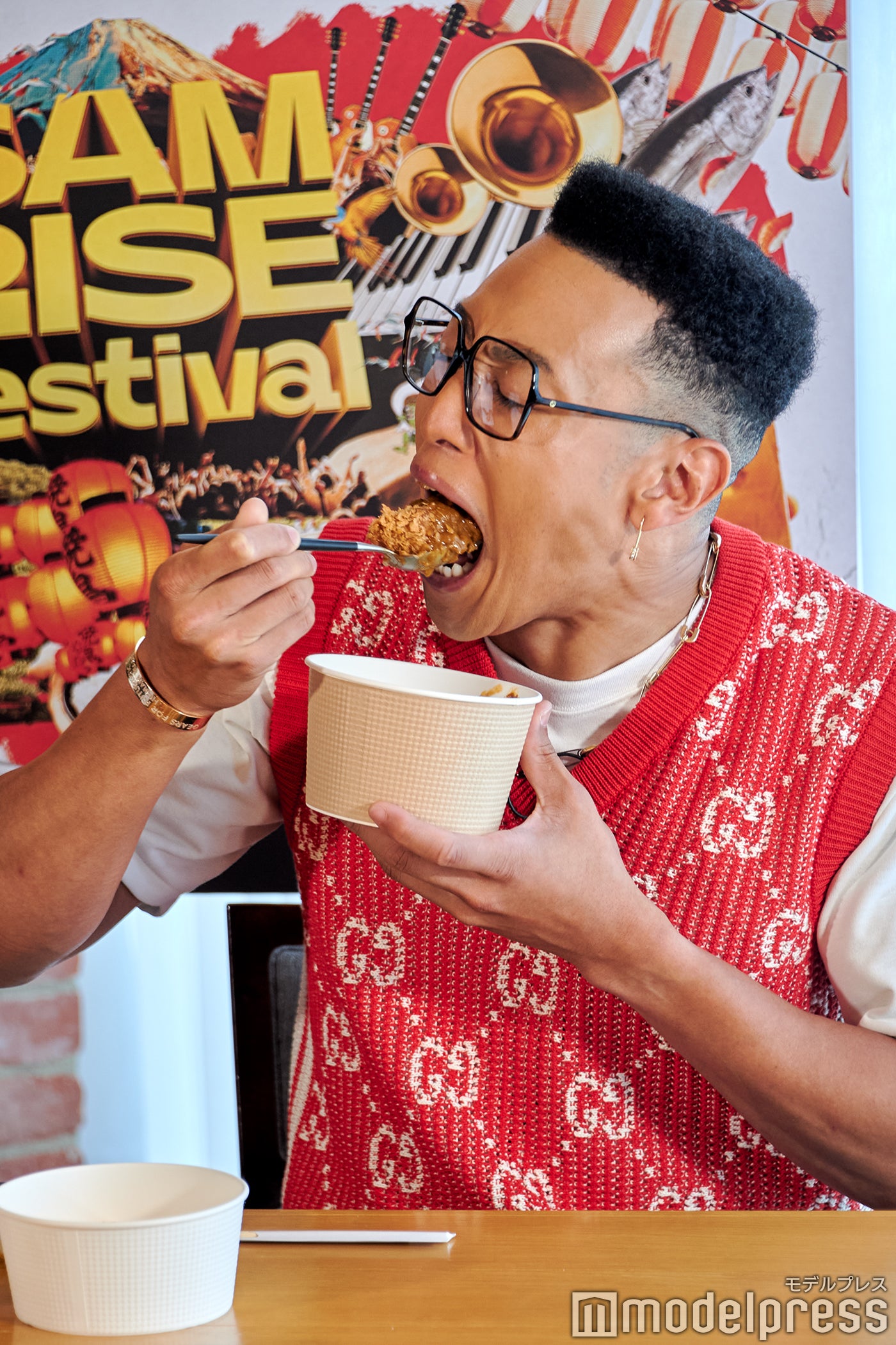 マグロカツカレーは大口で（C）モデルプレス