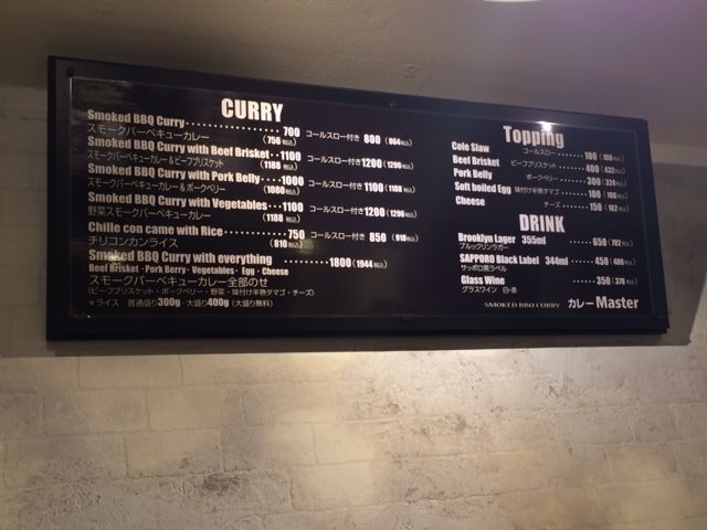 白の壁に映えるメニューがとてもおしゃれ