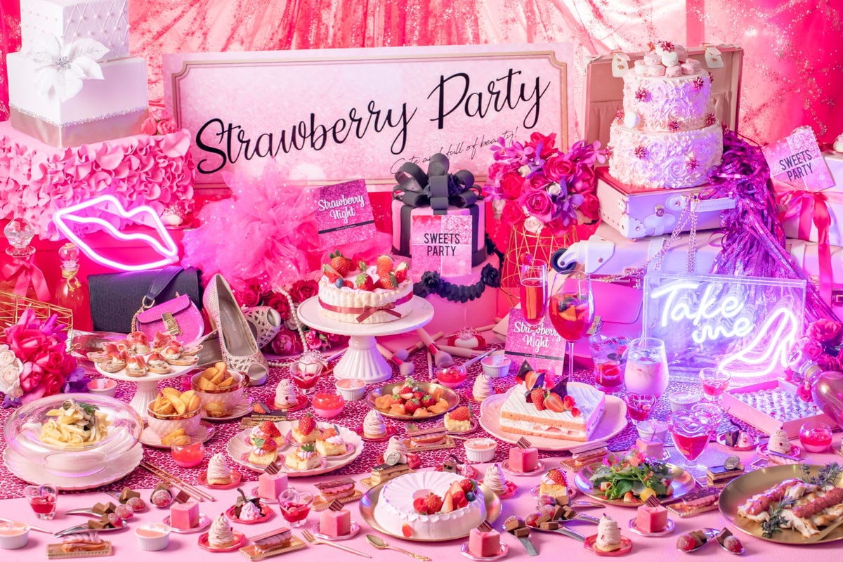 名古屋「魅惑のストロベリーナイト」ピンク色の世界で夜のスイーツビュッフェ