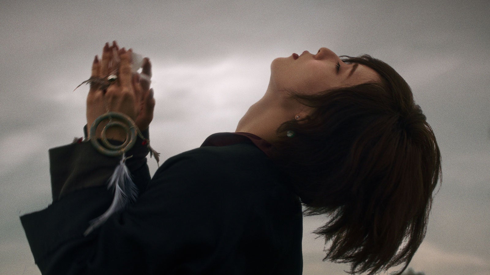 松岡茉優（C）2019-2020 SQUARE ENIX CO., LTD. All Rights Reserved. Co-Developed by gumi Inc. LOGO ILLUSTRATION:（C）2018 YOSHITAKA AMANO