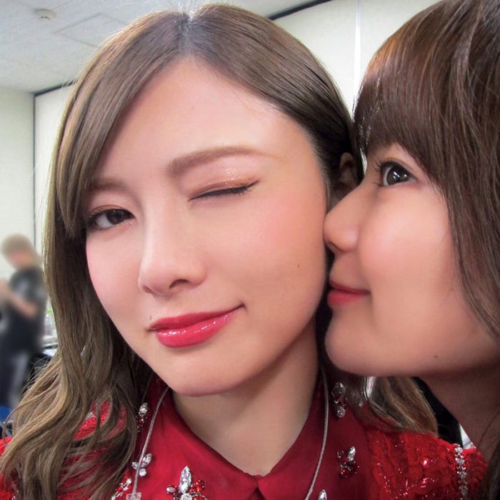 「乃木撮VOL.02」白石麻衣の頬にキスをする生田絵梨花(撮影:秋元真夏)/提供写真