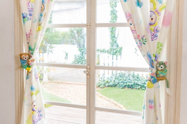 ぬいぐるみ 各3,100円／カーテンにつけたイメージ（C）Disney