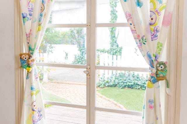 ぬいぐるみ 各3,100円/カーテンにつけたイメージ(C)Disney