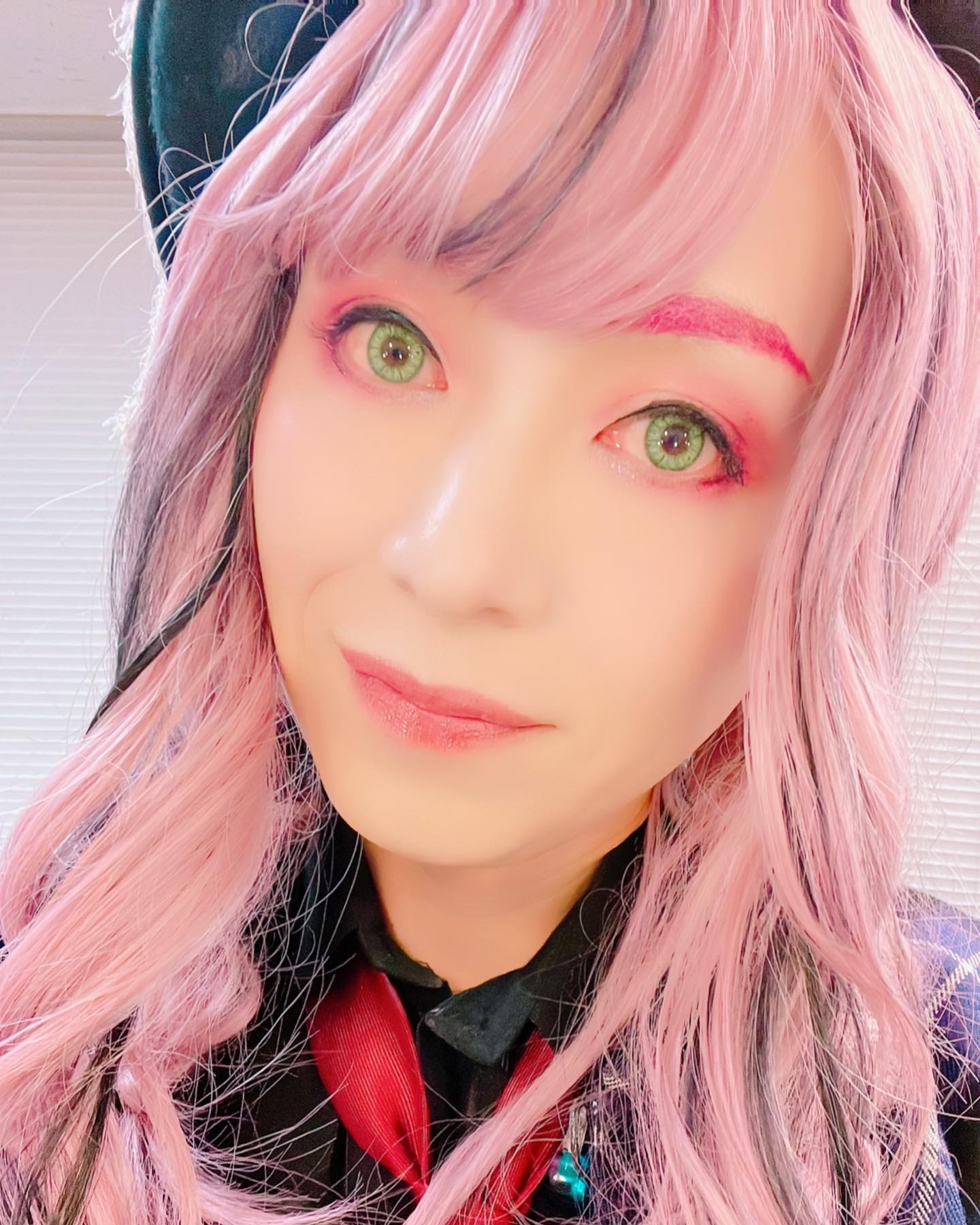 SHAZNA・IZAM、28年前との比較ショット公開 網タイツから美脚スラリ「ツインテ最強」「美人すぎる」の声