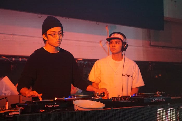 (左から)伊藤健太郎、北村匠海(C)2020イーピャオ・小山ゆうじろう/集英社・映画「とんかつDJアゲ太郎」製作委員会