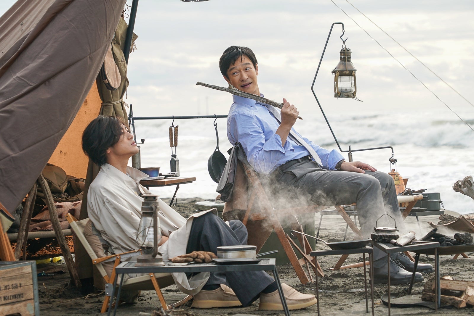 赤西仁、堺雅人／新CM「好きな方へ、一歩。」篇より（提供写真）