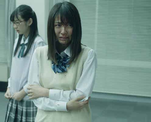 小島梨里杏、“衝撃”血まみれ姿で恐怖に慄く