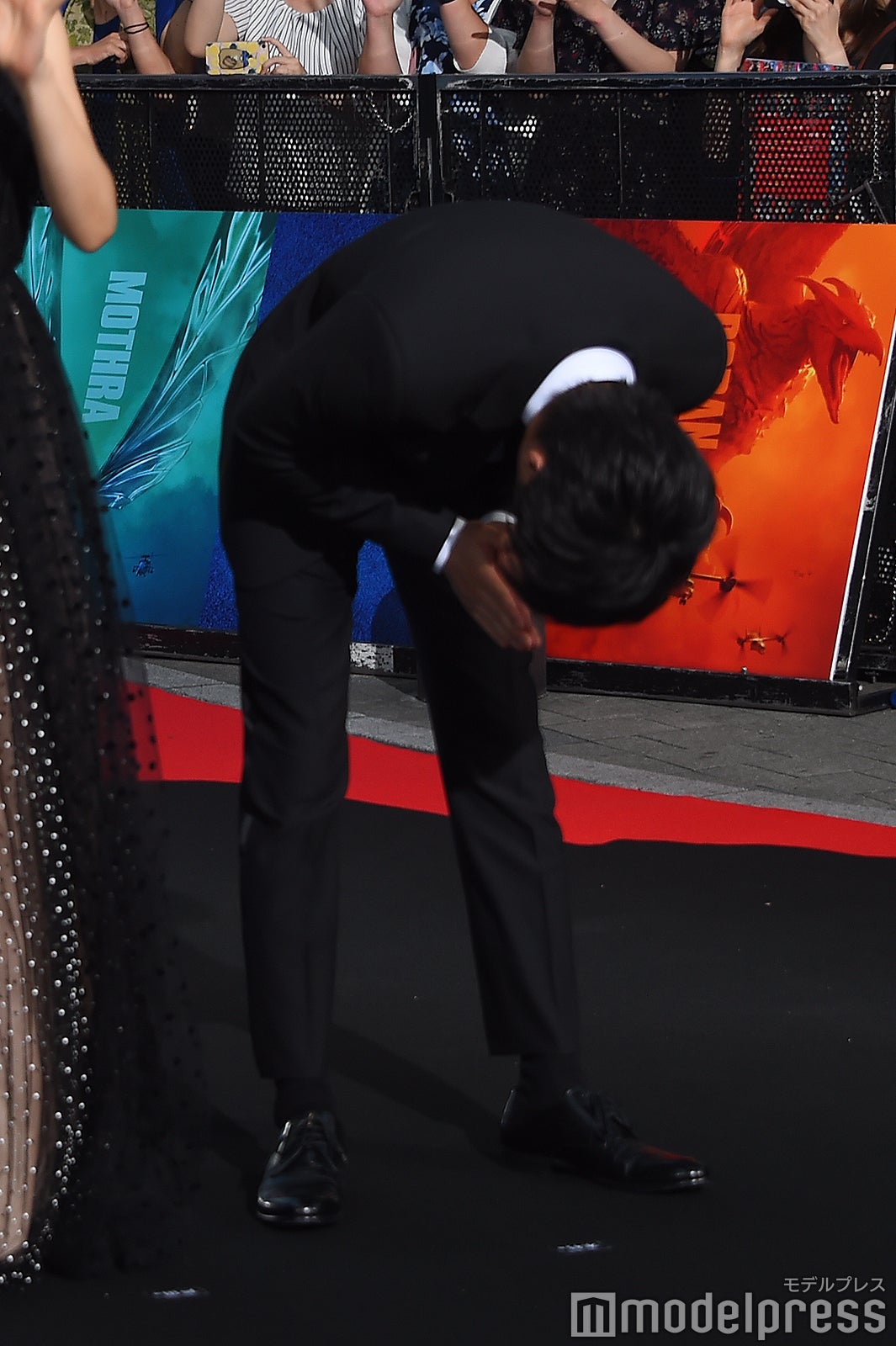 深々とお辞儀をする田中圭（C）モデルプレス