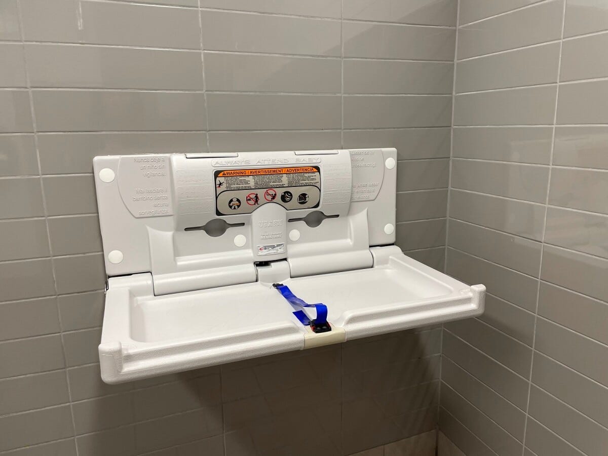 おむつ交換台が設置されているトイレも多いため、子どもと一緒の旅行でも困ることはなさそう