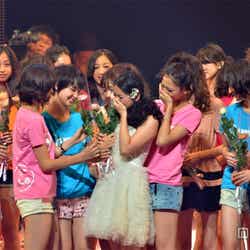 感激で涙が溢れる武井咲(中央)