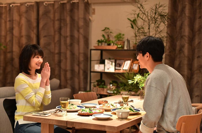 波瑠、東出昌大/「あなたのことはそれほど」第1話より(画像提供:TBS)