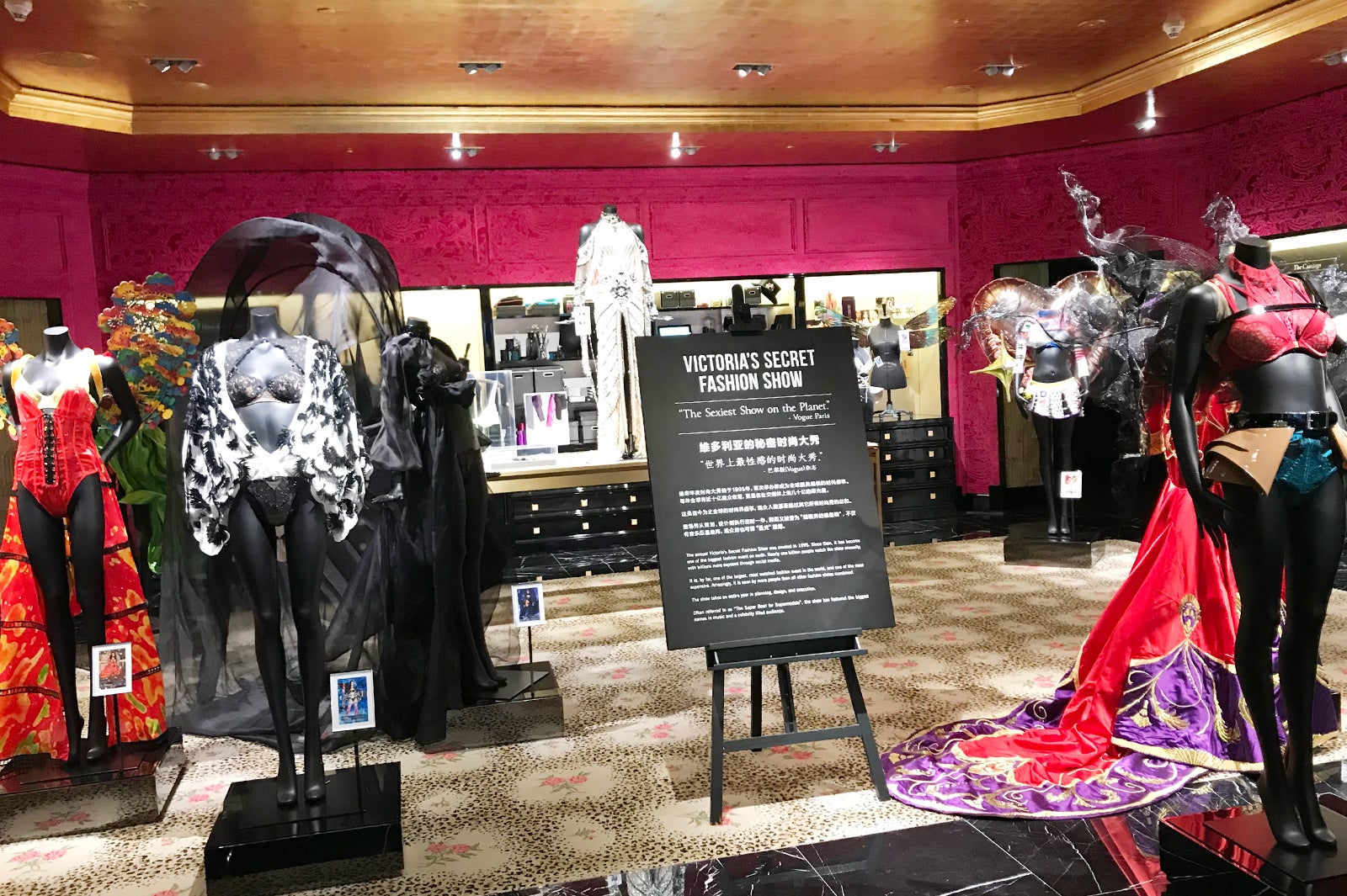 歴代ショー衣装が展示