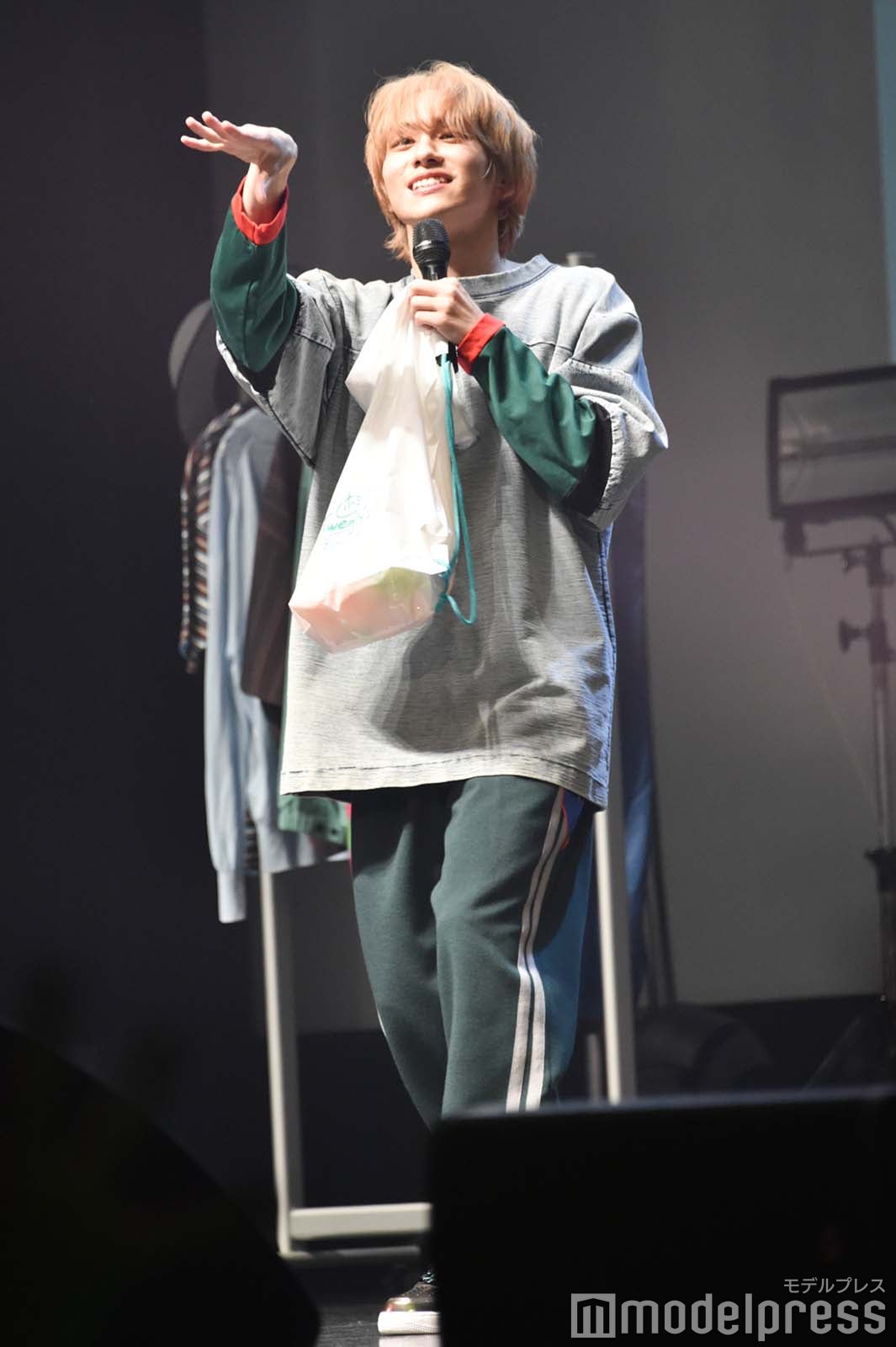 サインボールを投げる山下幸輝（C）モデルプレス